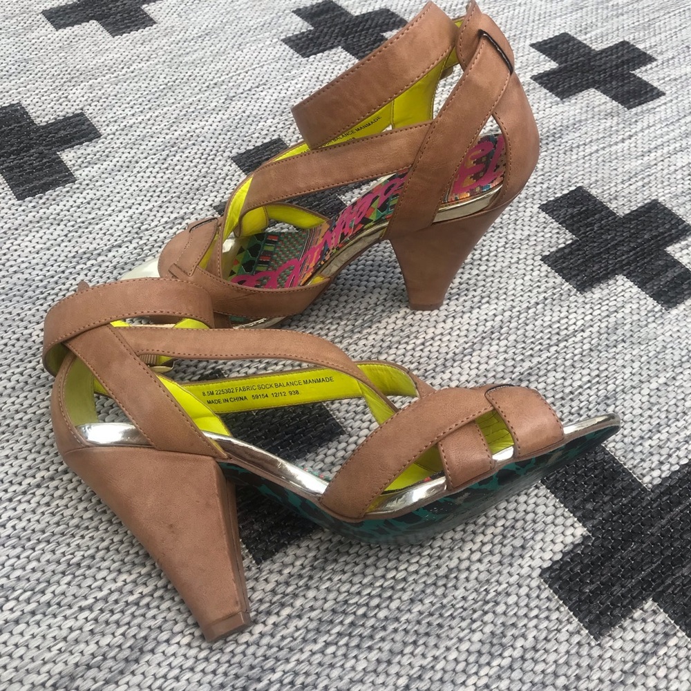 Betsy Johnson, betsyville beige tan platform heels
